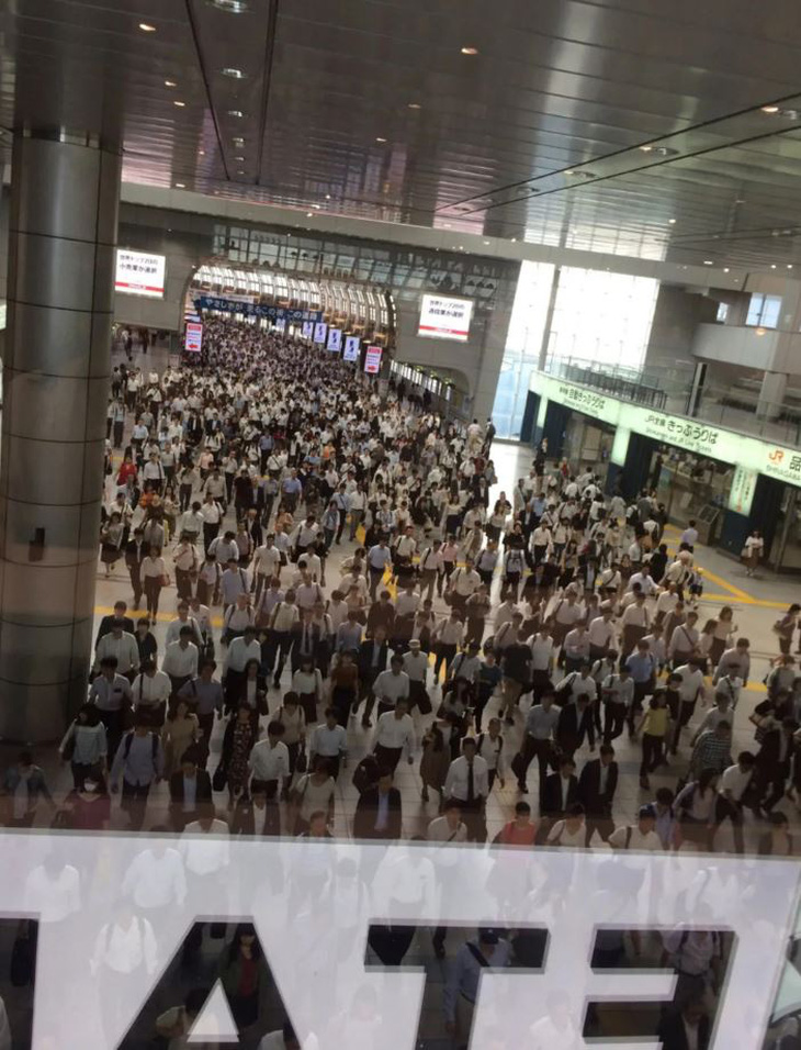 Dòng người đông đúc phía dưới sân ga Shinagawa.
