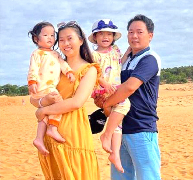 Vợ chồng Võ Hoàng Khanh - Nguyễn Thị Thùy Dương và hai con gái đi du lịch cùng nhau - Ảnh: NVCC