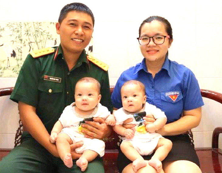 Vợ chồng Nguyễn Duy Chinh - Ngô Hải Yến chia sẻ cùng nhau trong việc chăm sóc hai con trai sinh đôi - Ảnh: NVCC