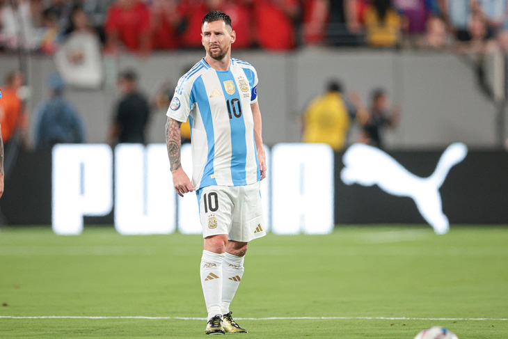 Messi tỏ ra khó chịu ở cơ đùi trong trận đấu với Chile - Ảnh: REUTERS