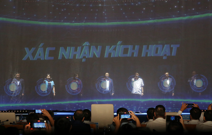 Thủ tướng Phạm Minh Chính cùng các đại biểu dự hội nghị đã thực hiện nghi thức kích hoạt vận hành một số nền tảng, ứng dụng của đề án 06 tại thủ đô - Ảnh: QUANG VIỄN