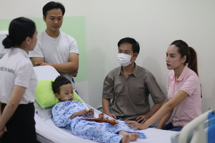 Hoa hậu Lê Hoàng Phương đồng hành cùng các hoạt động thiện nguyện giúp bệnh nhi - Ảnh: NVCC