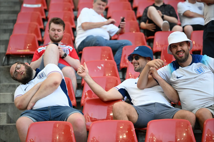 Freddie Hahn ngủ gục trong trận đấu giữa tuyển Anh và Slovenia tại Euro 2024