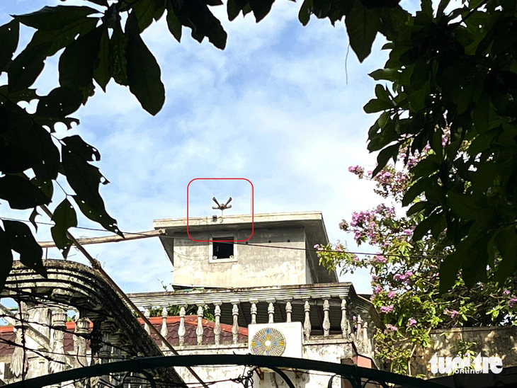 Loa dẫn dụ chim yến tại một nhà yến ở phường 4 (TP Tuy Hòa, tỉnh Phú Yên), cạnh điểm thi tốt nghiệp THPT 2024 - Ảnh: NGUYỄN HOÀNG