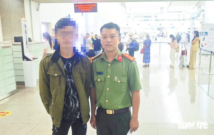Công anh tỉnh Kiên Giang hỗ trợ Zheng Huanyi lên sân bay Tân Sơn Nhất ở TP.HCM để bay về nhà - Ảnh: TIẾN MINH