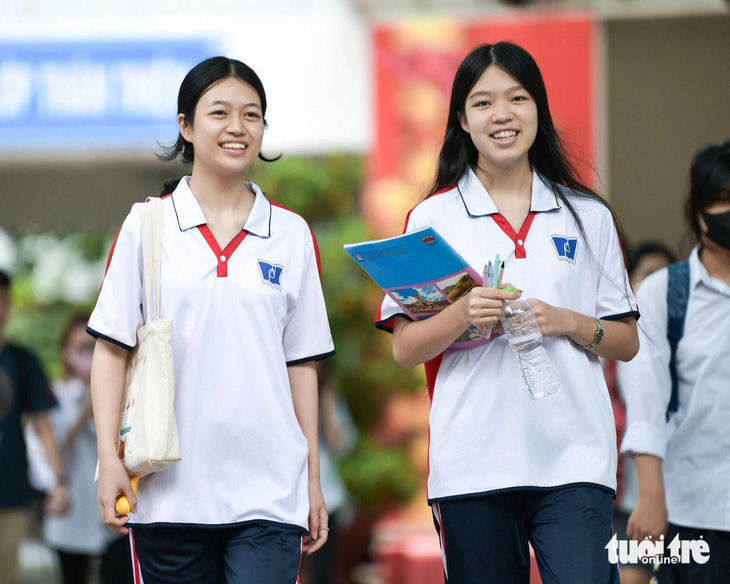 Thí sinh hoàn thành các môn thi tại điểm thi Trường THCS Phan Chu Trinh, Ba Đình, Hà Nội - Ảnh: NAM TRẦN