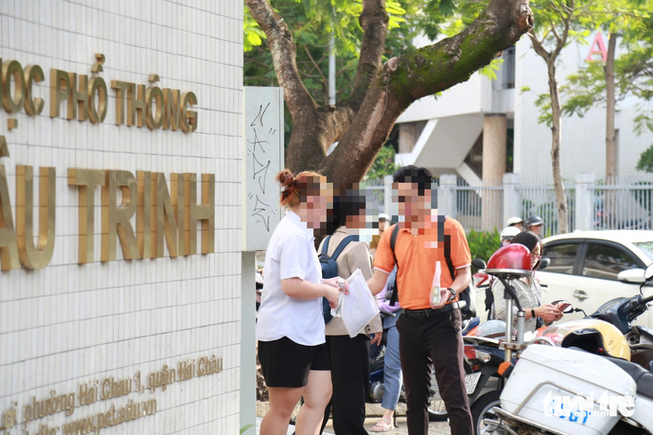 Một thí sinh Đà Nẵng mặc quần đùi dự thi tốt nghiệp THPT - Ảnh: ĐOÀN NHẠN