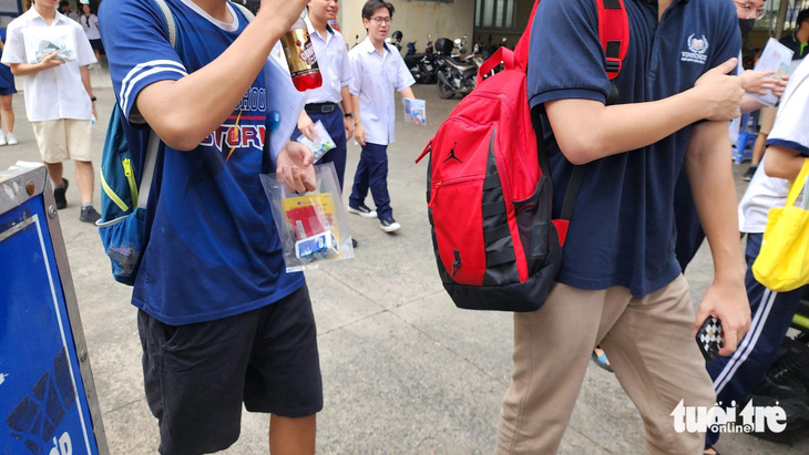 Một nam sinh mặc đồ thường khi rời phòng thi chiều 27-6 tại quận Bình Thạnh, TP.HCM - Ảnh: NGỌC PHƯỢNG