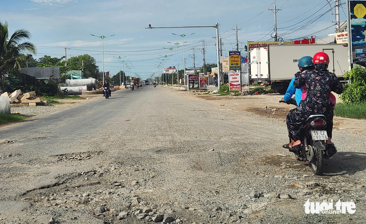 Dự án đường Nguyễn Phúc Chu có chiều dài hơn 4km đã thi công hơn 2 năm qua nhưng chưa xong - Ảnh: BỬU ĐẤU