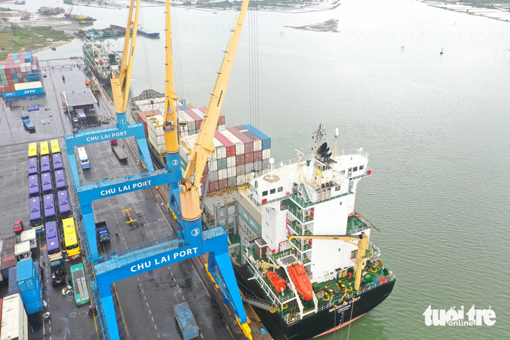 Xuất khẩu lô xe buýt của Nhà máy Thaco Auto ở cảng Chu Lai, tỉnh Quảng Nam - Ảnh: TRƯỜNG TRUNG