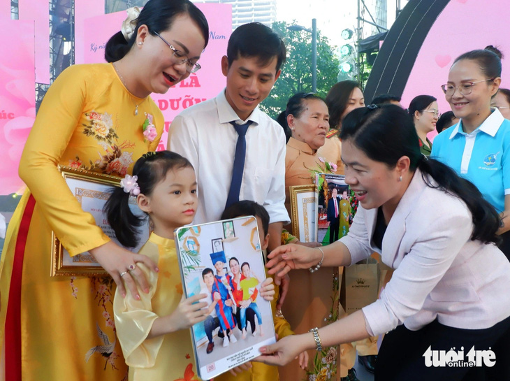 Chủ tịch Hội Liên hiệp phụ nữ TP.HCM Nguyễn Trần Phượng Trân trao tuyên dương các gia đình tiêu biểu hạnh phúc năm 2024 - Ảnh: K.ANH
