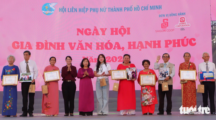 Phó chủ tịch UBND TP.HCM Trần Thị Diệu Thúy (thứ tư từ trái sang) chúc mừng các tấm gương tiêu biểu trong xây dựng gia đình văn hóa, ấm no, hạnh phúc - Ảnh: K.ANH