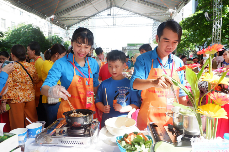 Gia đình trẻ tham gia hội thi nấu ăn tại Ngày hội gia đình văn hóa, hạnh phúc năm 2024 - Ảnh: K.ANH