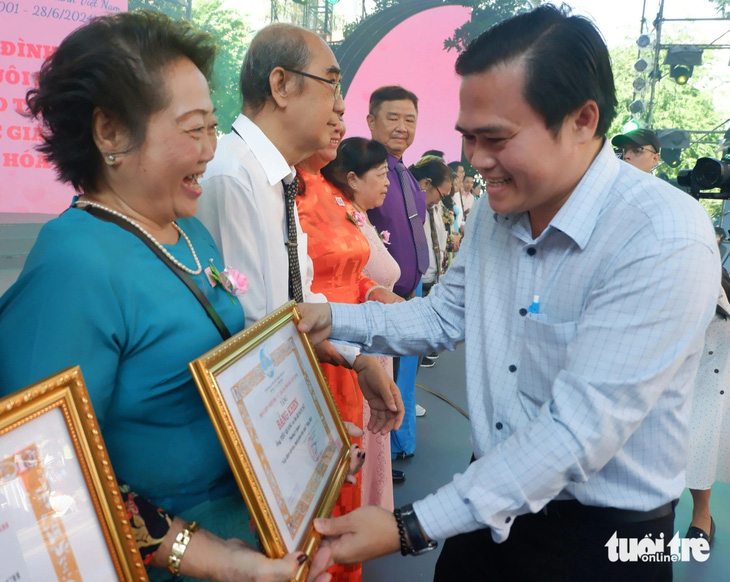 Trưởng Ban Văn hóa - xã hội Hội đồng nhân dân TP.HCM Cao Thanh Bình tuyên dương các gia đình tiêu biểu hạnh phúc năm 2024 - Ảnh: K.ANH