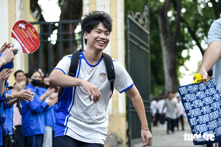 Thí sinh tràn ngập niềm vui sau khi hoàn thành môn thi cuối tại điểm trường THPT Chu Văn An, Tây Hồ, Hà Nội - Ảnh: NAM TRẦN
