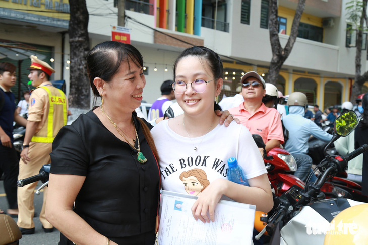 Chị Tố Tâm và con gái Kim Thúy dự định sẽ cùng đi du lịch sau kỳ thi tốt nghiệp THPT - Ảnh: ĐOÀN NHẠN