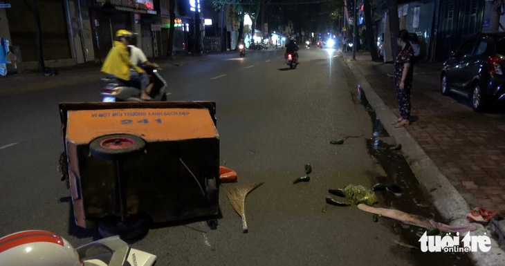 Xe đẩy rác do chị Nguyễn Thị P. đẩy bị xe 'điên' tông lật, đồ đạc tung tóe, còn chị bị đa chấn thương đang nằm viện - Ảnh: ĐÔNG HÀ