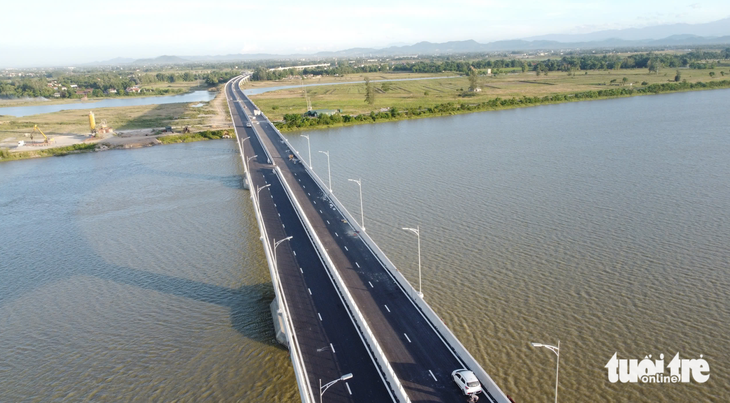 Cầu Hưng Đức dài hơn 4km là công trình cầu vượt sông dài nhất trên tuyến cao tốc Bắc - Nam phía Đông - Ảnh: DOÃN HÒA