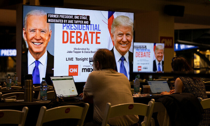 Đội ngũ truyền thông làm việc tại phòng báo chí trong khuôn viên Viện Công nghệ Georgia ngay trước cuộc tranh luận tổng thống đầu tiên giữa ông Trump và ông Biden tại TP Atlanta, bang Georgia, Mỹ ngày 27-6 - Ảnh: REUTERS