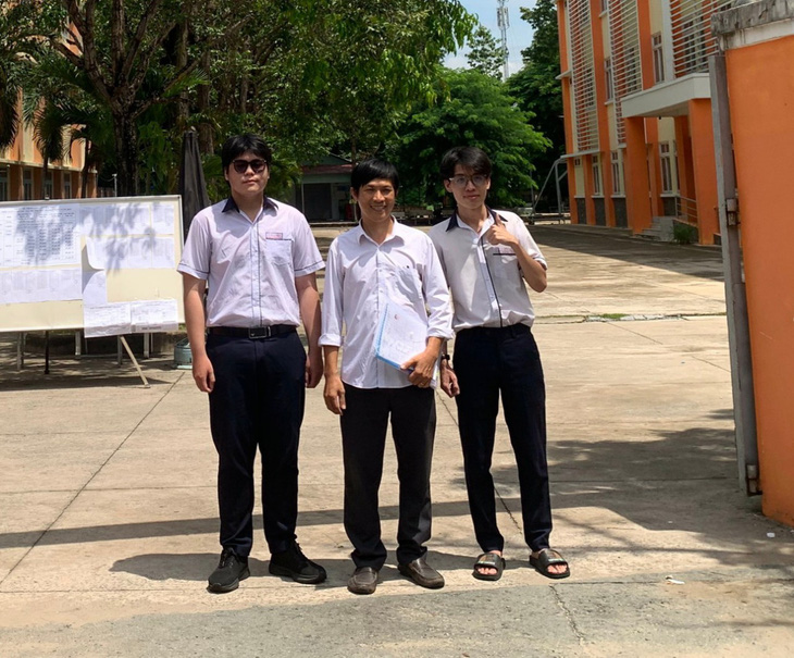Anh Hồ Tấn Phồn chụp ảnh cùng các bạn thí sinh tại điểm thi - Ảnh: ÁNH XUÂN