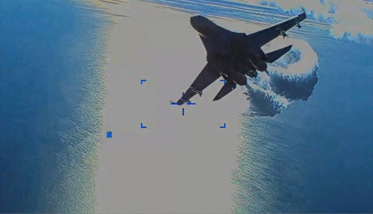 Tiêm kích Su-27 của Nga xả nhiên liệu trong lúc bay về phía máy bay không người lái MQ-9 Reaper của Không quân Mỹ trên Biển Đen vào ngày 14-3-2023. Thời điểm đó đã xảy ra vụ va chạm giữa chiếc MQ-9 Reaper của Mỹ và tiêm kích Su-27 của Nga, và chiếc drone MQ-9 Reaper đã rơi xuống Biển Đen - Ảnh: REUTERS/LẦU NĂM GÓC