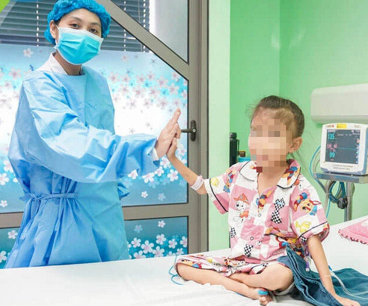 Bé gái 7 tuổi vượt qua bệnh suy thận mạn nhờ bà nội hiến thận - Ảnh: Bệnh viện cung cấp