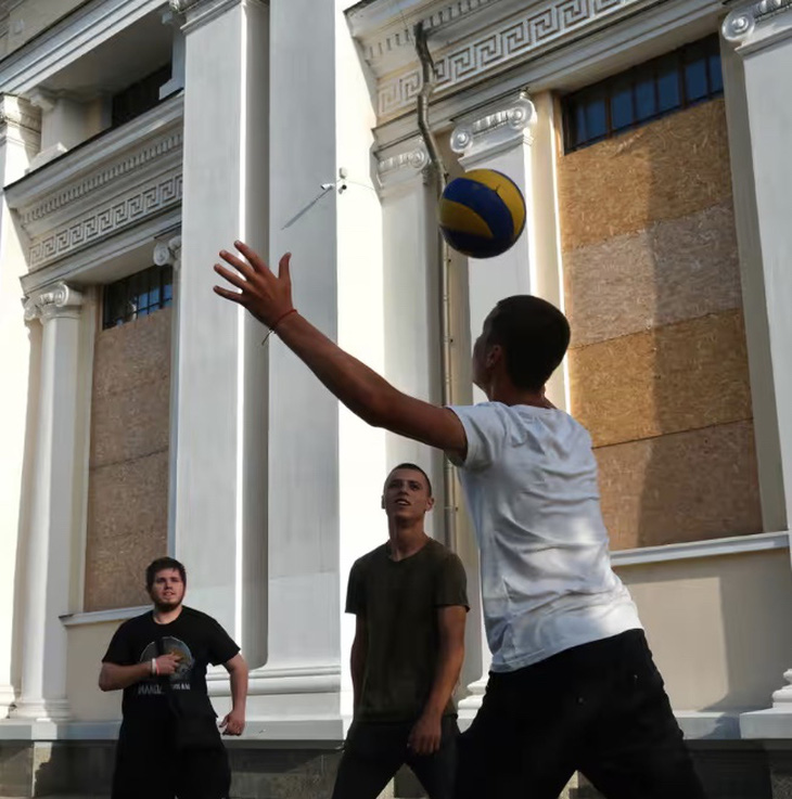 Một nhóm học sinh Ukraine đang hào hứng chơi đá bóng trước Nhà thờ lớn Odessa, Ukraine - Ảnh: RICHARD MORGAN