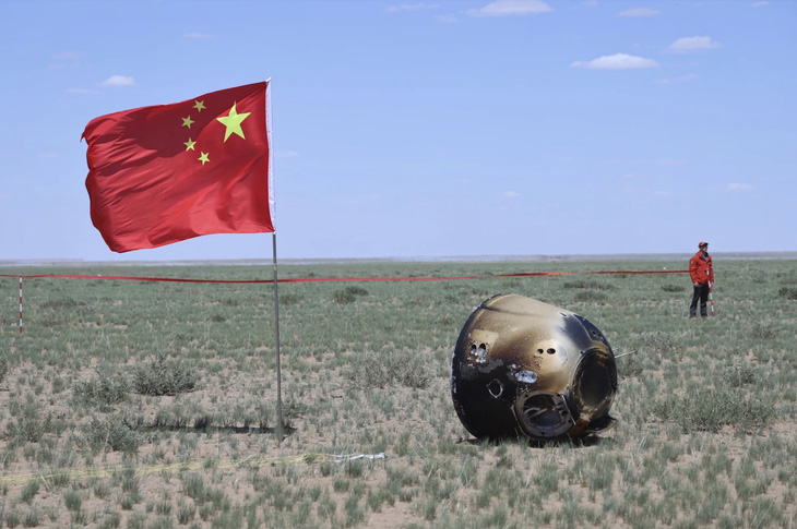 Ảnh chụp mô đun chứa mẫu vật đáp xuống vùng đồng cỏ Tứ Tử Vương, khu tự trị Nội Mông, Trung Quốc ngày 25-6 - Ảnh: TÂN HOA XÃ