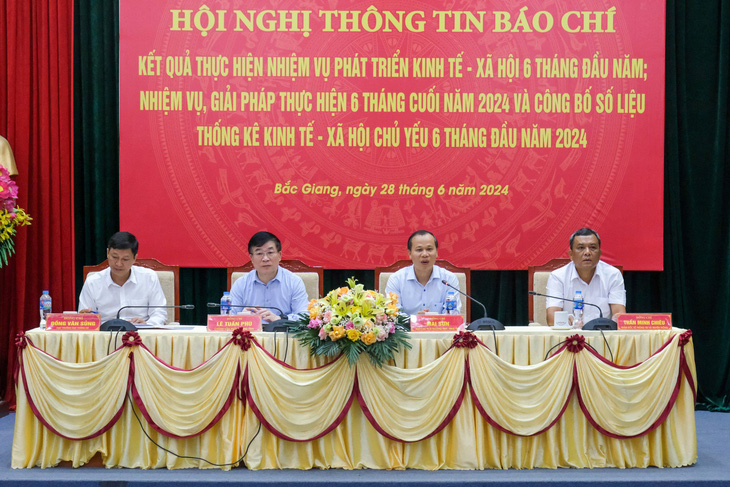 Phó chủ tịch UBND tỉnh Bắc Giang Mai Sơn chủ trì họp báo - Ảnh: HÀ QUÂN
