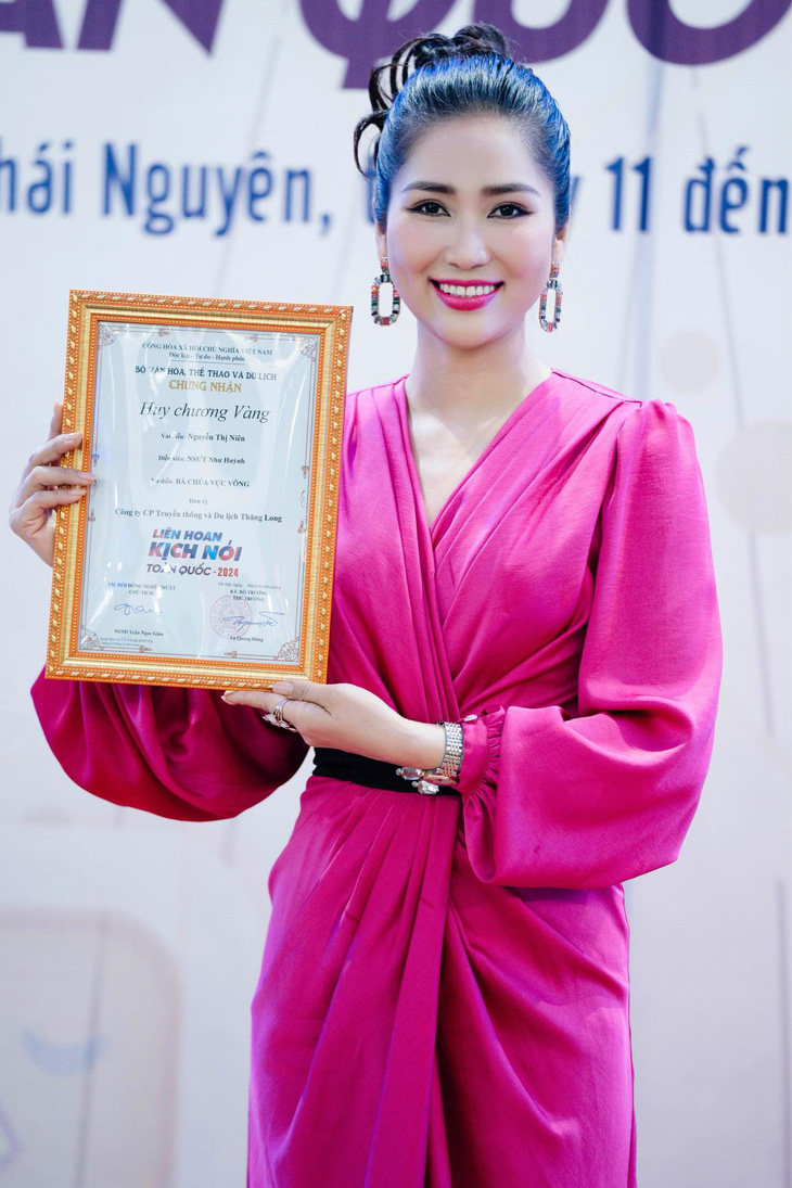 NSƯT Như Huỳnh giành huy chương vàng tại Liên hoan sân khấu kịch nói toàn quốc 2024.