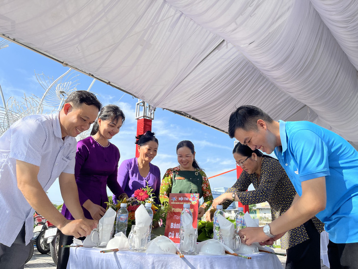 Đội thi phương Hiệp Lợi, TP Ngã Bảy háo hức tham gia thi với món bánh xèo củ hủ dừa - Ảnh: LAN NGỌC