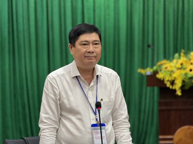 Ông Phạm Đăng Khoa - giám đốc Sở Giáo dục và Đào tạo Đắk Lắk - giải thích về lỗi mờ mã đề - Ảnh: TRUNG TÂN