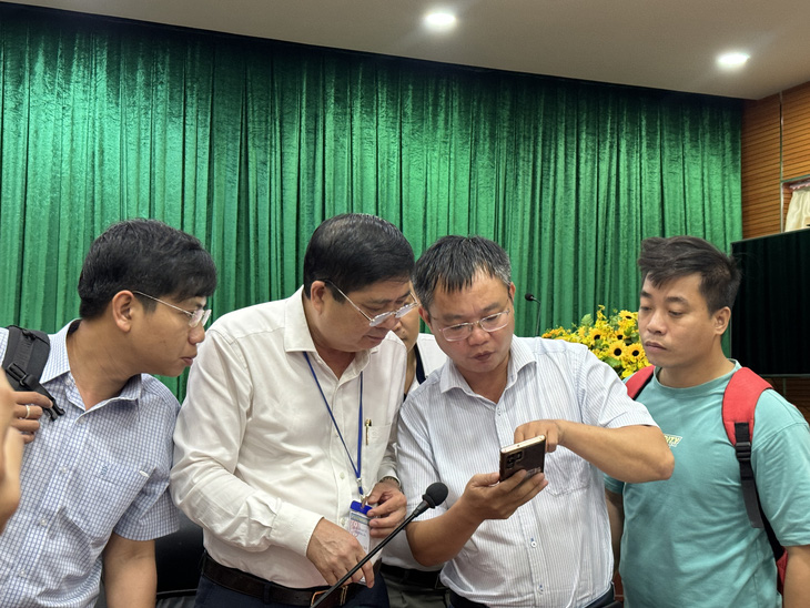 Ông Phạm Đăng Khoa - giám đốc sở GĐ-ĐT Đắk Lắk (thứ 2 từ trái qua) trao đổi với phóng viên về các mã đề bị lỗi - Ảnh: TRUNG TÂN
