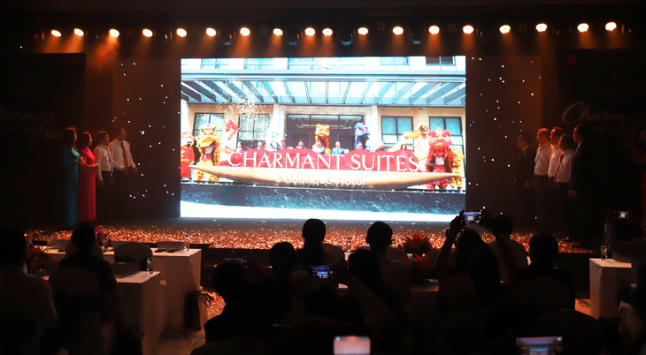 Lãnh đạo TP Cần Thơ, TP.HCM và lãnh đạo Saigon Co.op chứng kiến sự kiện công bố chính thức logo thương hiệu khách sạn Charmant Suites - Ảnh: CHÍ QUỐC