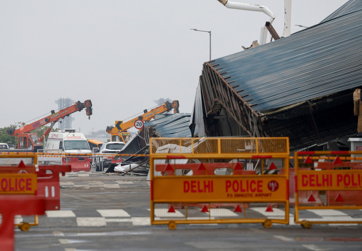 Phần mái sân bay quốc tế Indira Gandhi ở thủ đô New Delhi của Ấn Độ đổ sập do mưa lớn và gió mạnh, ngày 28-6 - Ảnh: REUTERS