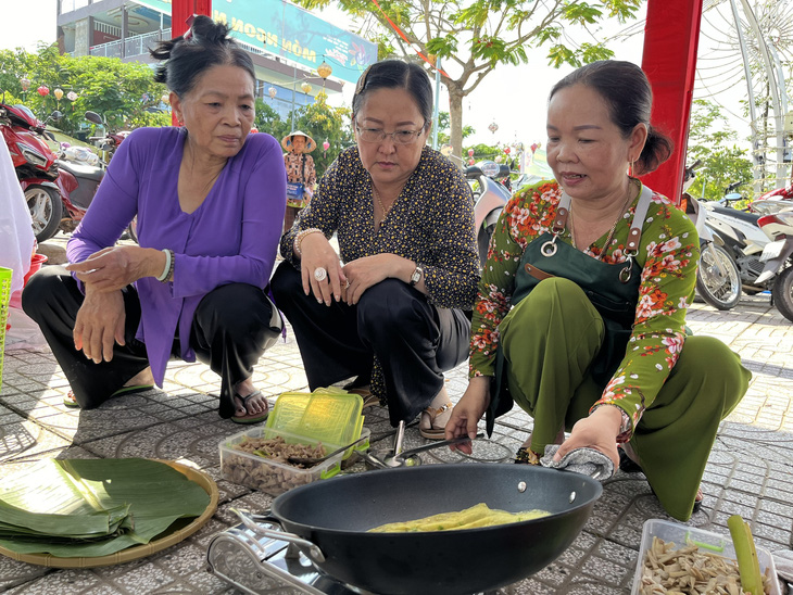 Các cô vừa đổ bánh vừa rôm rã với nhau về câu chuyện cái bánh xèo củ hủ dừa đặc sản của miền Tây sông nước - Ảnh: LAN NGỌC