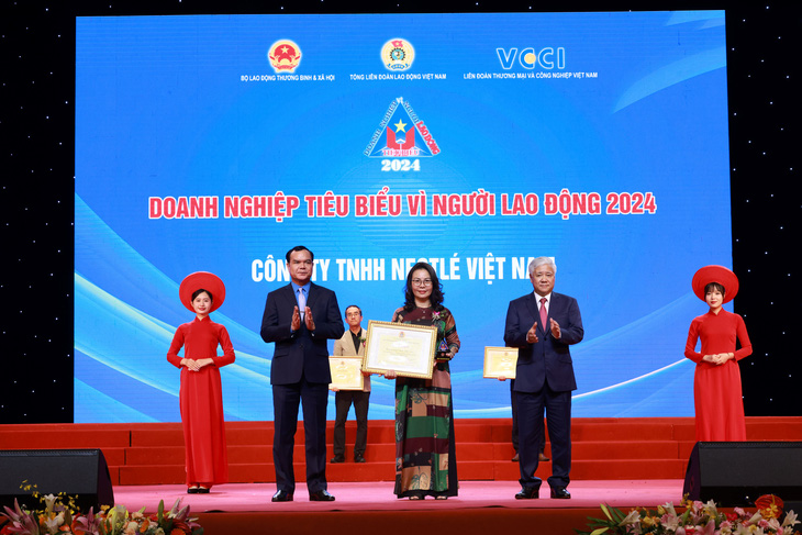 Đại diện Nestlé Việt Nam nhận danh hiệu Doanh nghiệp tiêu biểu vì người lao động 2024