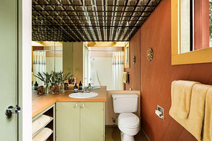Phòng tắm với những tấm gương mở rộng giúp nhân đôi không gian - Ảnh: dwell