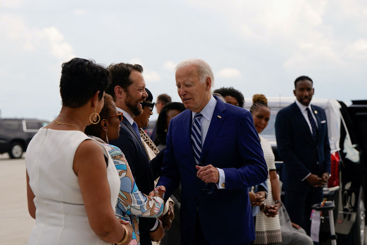 Tổng thống Mỹ Joe Biden được chào đón khi ông đến căn cứ Dobbins ở Marietta, bang Georgia ngày 27-6 ngay trước cuộc tranh luận - Ảnh: REUTERS