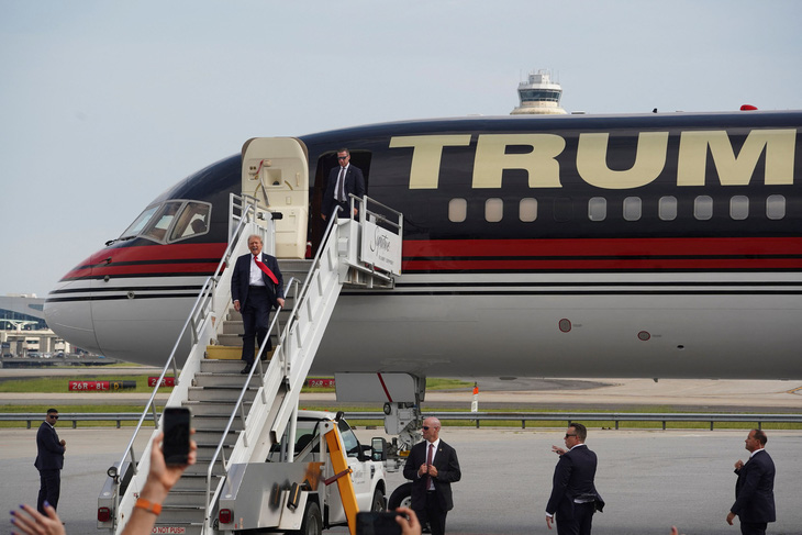 Ứng cử viên tổng thống đảng Cộng hòa Donald Trump đến Sân bay quốc tế Hartsfield-Jackson Atlanta, bang Georgia, Mỹ ngày 27-6 ngay trước cuộc tranh luận - Ảnh: REUTERS