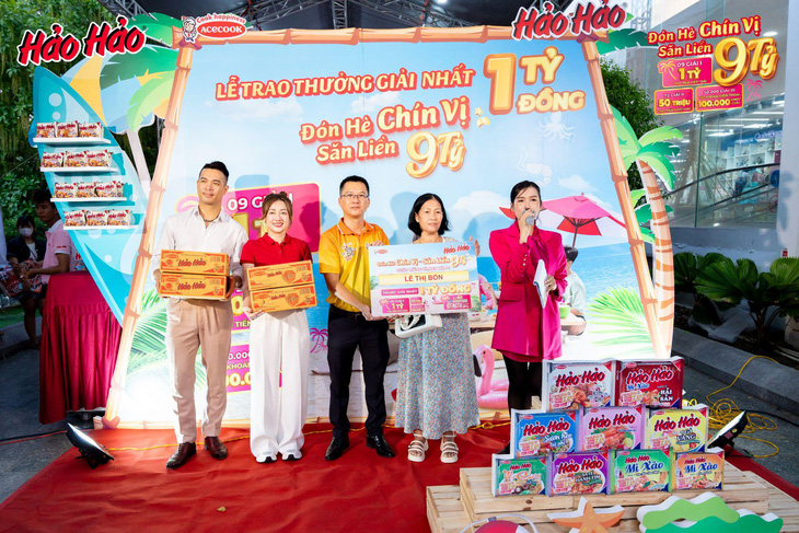 Khách hàng Lê Thị Bốn trong buổi trao thưởng giải nhất 1 tỉ đồng tại Đà Nẵng.
