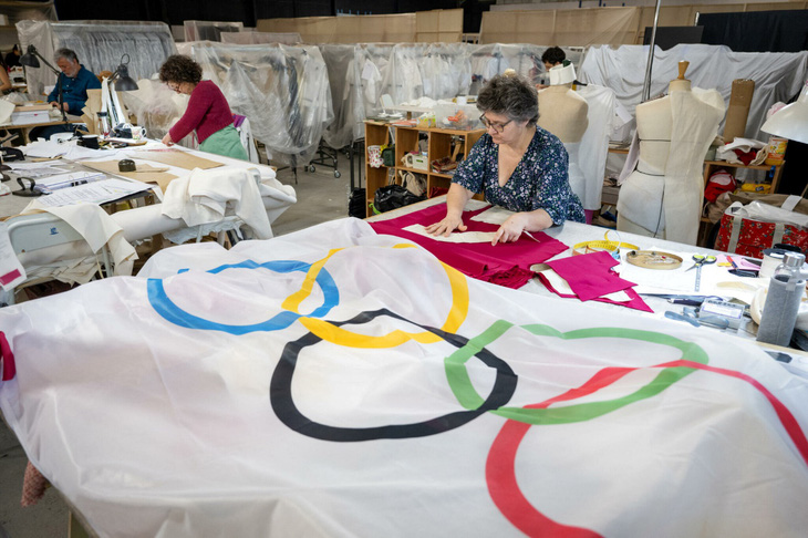 Gấp rút chuẩn bị trang phục cho lễ khai mạc và bế mạc Olympic Paris 2024- Ảnh 1.