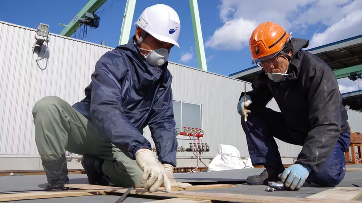 Người lao động nước ngoài làm việc tại một công trình xây dựng ở Tokyo, Nhật Bản - Ảnh: asia.nikkei.com