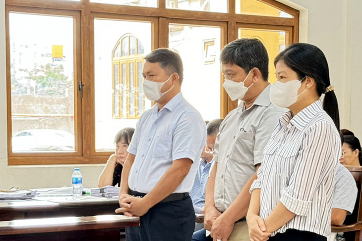 Bị cáo Nguyễn Thuận (đứng bên trái, cựu tổng giám đốc Công ty Phú Việt Tín) và hai thuộc cấp được chuyển tội danh sang làm giả tài liệu của cơ quan, tổ chức - Ảnh: A.B.