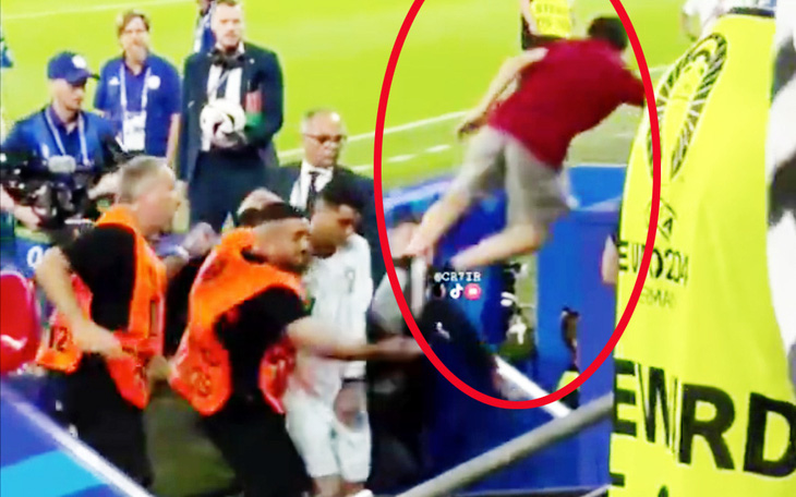 Cristiano Ronaldo thoát cú bay đá từ khán đài của cổ động viên quá khích