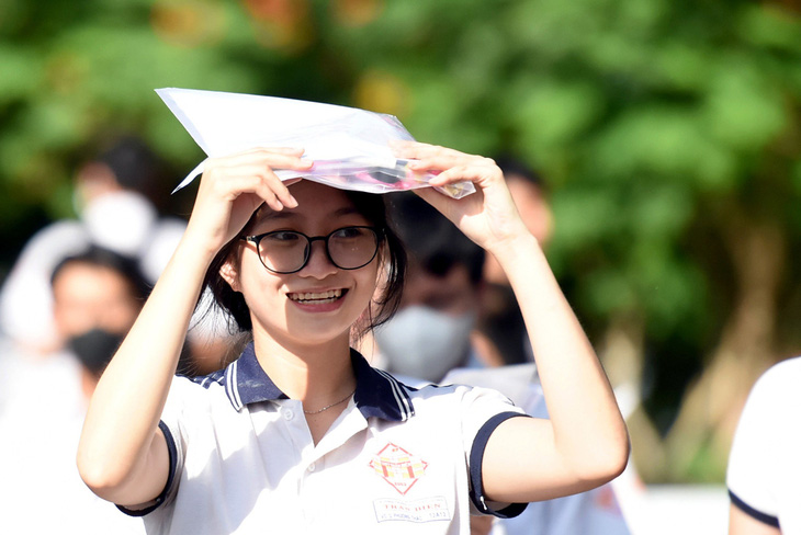Thí sinh tại điểm thi Trường THPT Trấn Biên (TP Biên Hòa, Đồng Nai) vui vẻ rời phòng thi sau khi kết thúc môn tiếng Anh - Ảnh: A LỘC