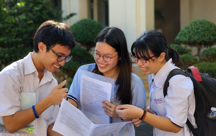 Nhóm bạn của Ngọc Bảo (Trường THPT chuyên Lê Hồng Phong, quận 5) cười tươi rói vì đề tiếng Anh khá dễ - Ảnh: NGỌC PHƯỢNG