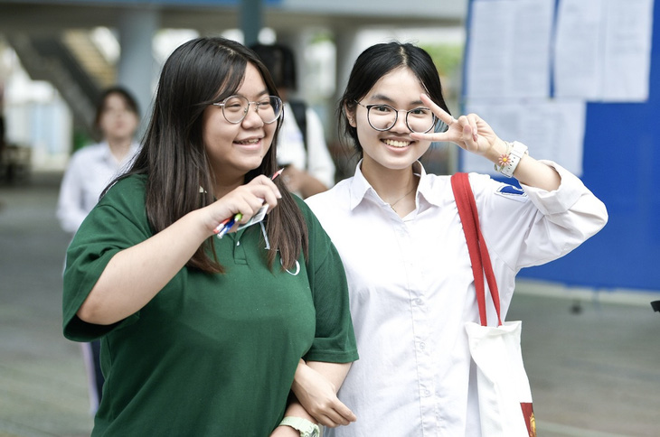 Thí sinh hoàn thành các môn thi tại điểm thi trường THCS Phan Chu Trinh, Ba Đình, Hà Nội - Ảnh: NAM TRẦN 