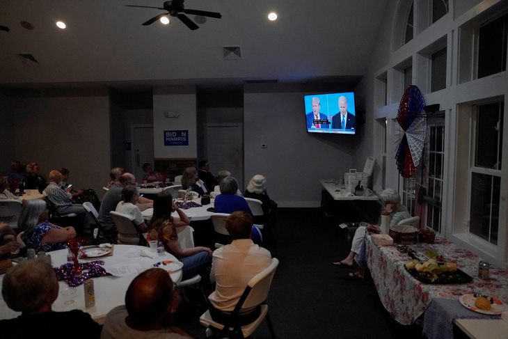 Các đảng viên Dân chủ tổ chức tiệc theo dõi buổi tranh luận giữa hai ứng viên tổng thống, tại Wilmington, bang North Carolina, ngày 27-6 - Ảnh: REUTERS