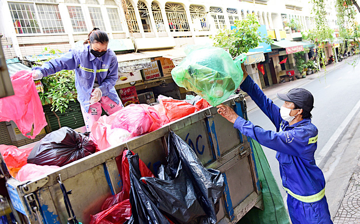 Người dân Bình Tân đóng tiền rác qua app, không trả trực tiếp cho người thu gom